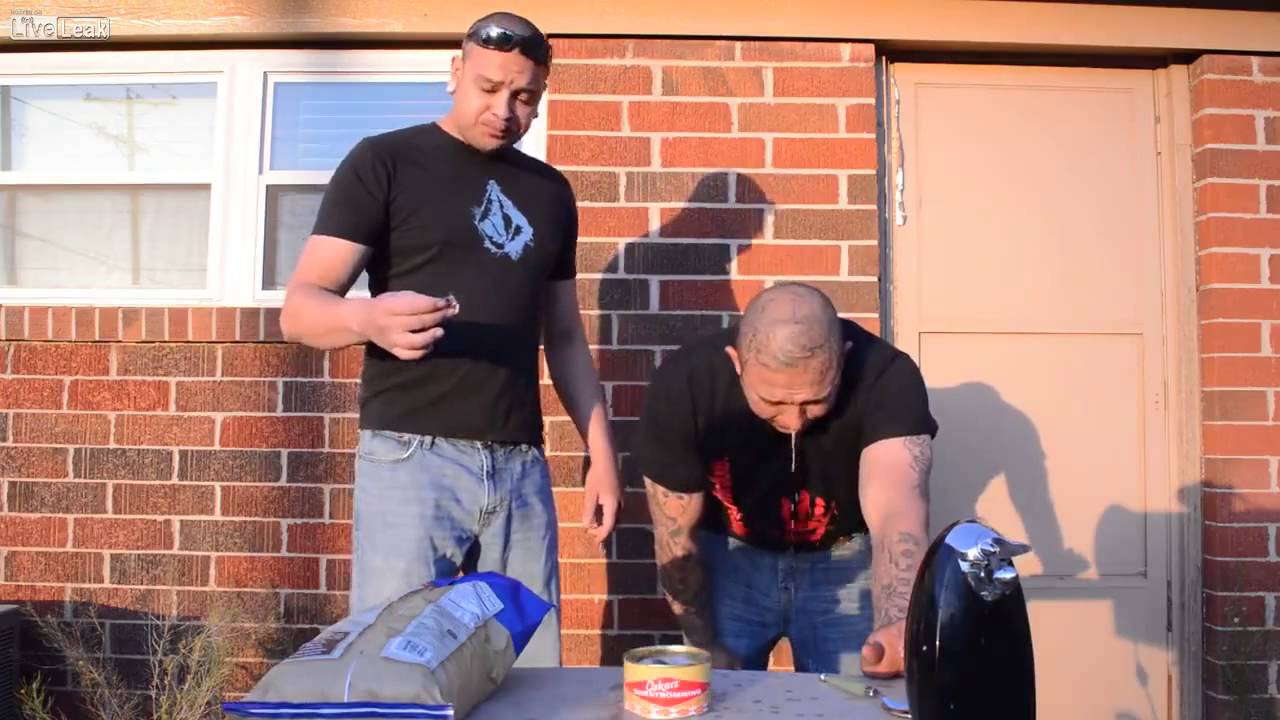 Des Texans mangent du Surstr&ouml;mming