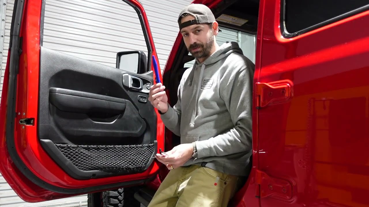 Снятие дверной панели: Jeep Wrangler 2019–2024 годов выпуска