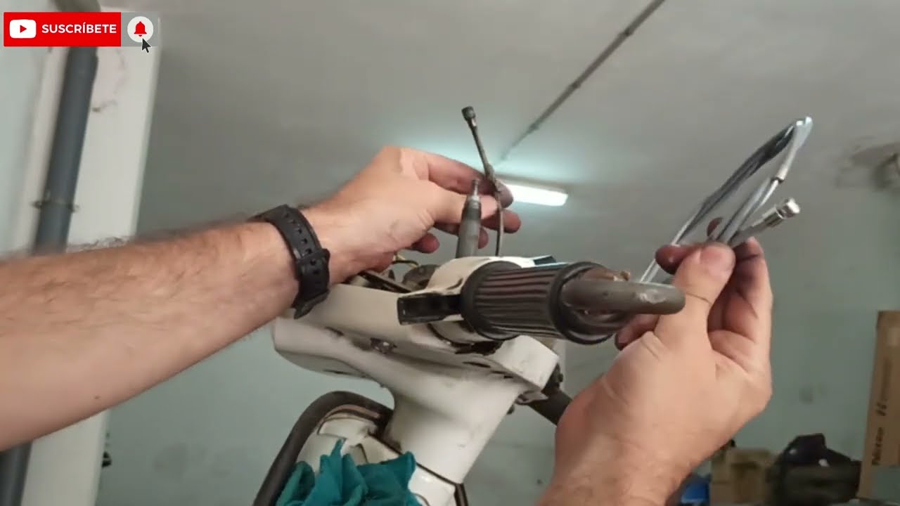 Cómo cambiar los cables mecánicos a una Vespa TX 200