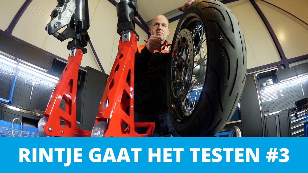 Rintje Ritsma test motorheftafel met MotoGP paddockstands | Datona.nl