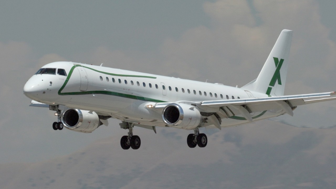 Private jet landing and takeoff: Unbelievable footage