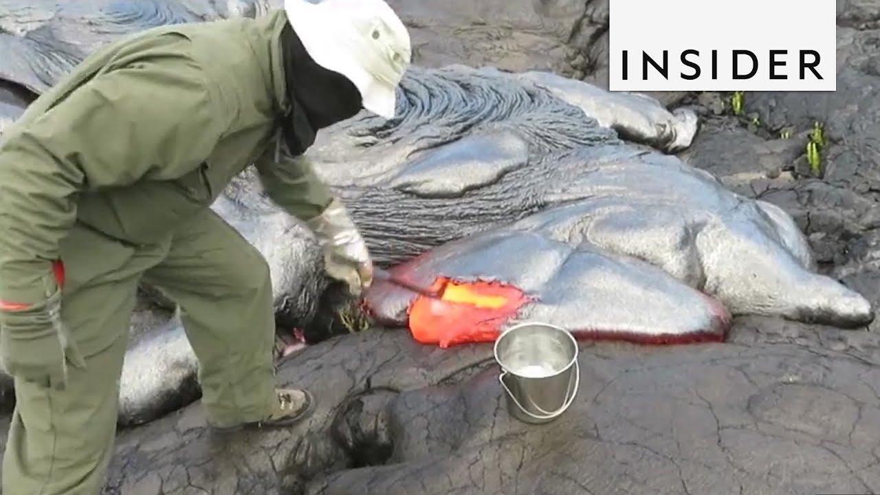 Geólogo Toma Muestras de Lava | Insider Español