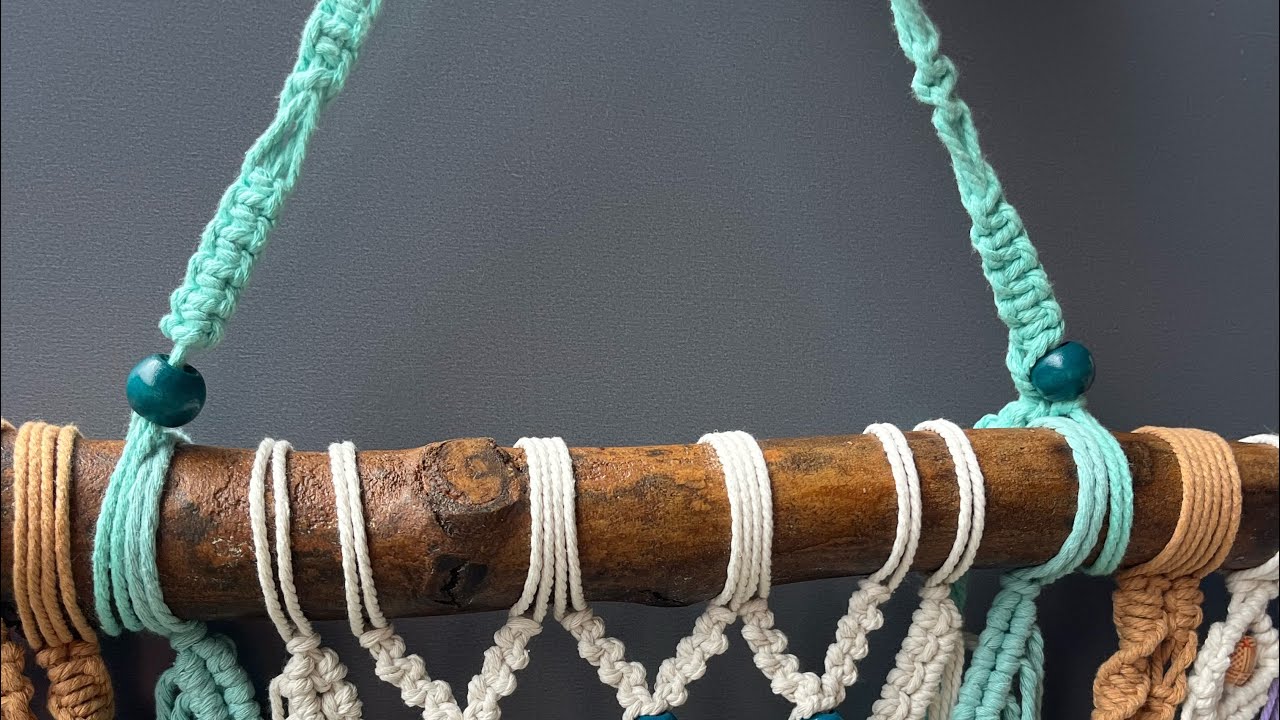 Hanger with beads for a macrame wallhanging. Step by step tutorial 🤩 #macrameart #macrameprojects 