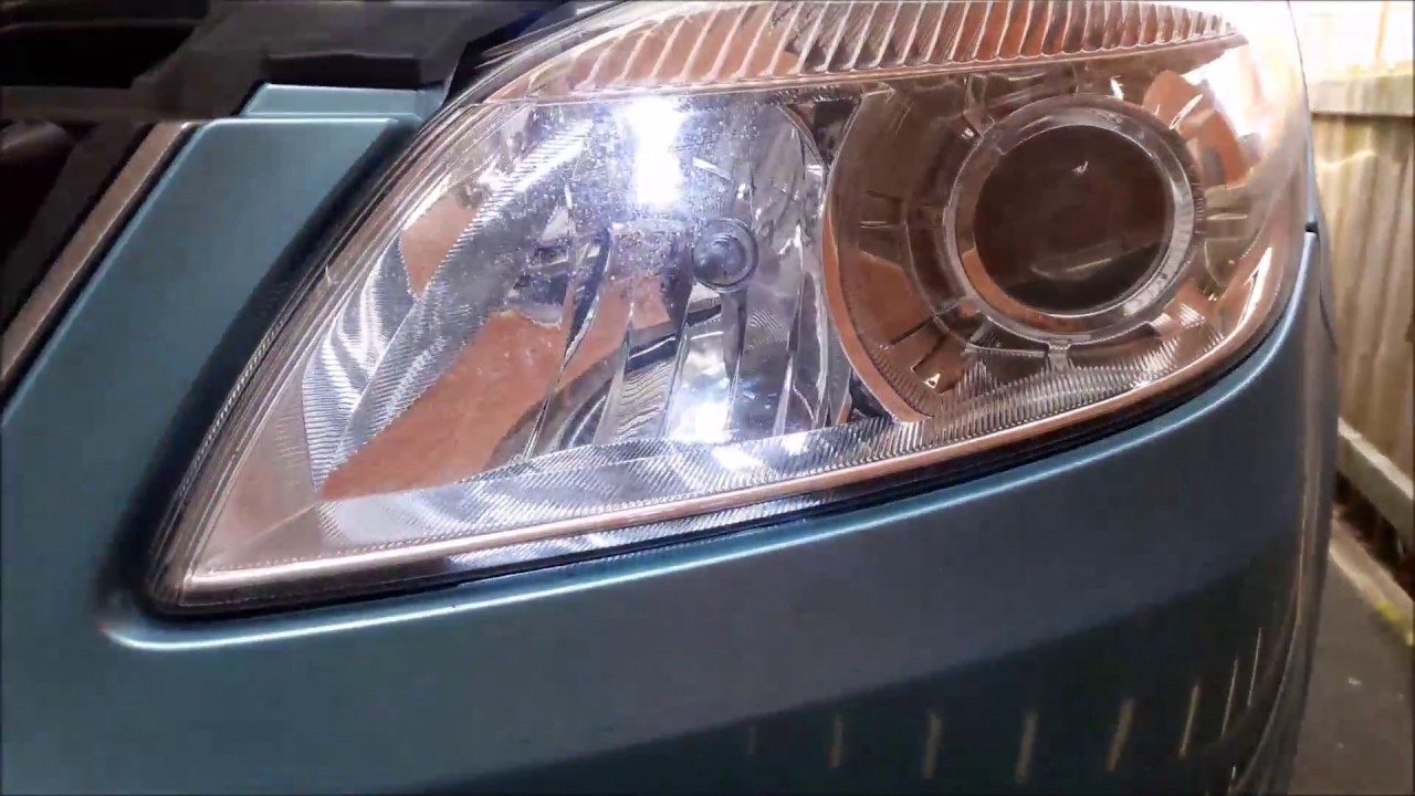Замена лампочек в фарах Шкода  фабия, шкода румстер (Skoda Fabia / Skoda Roomster)