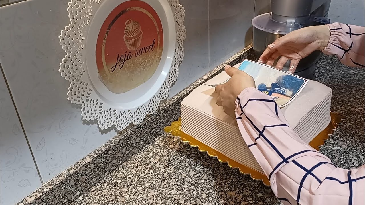 تورته كلها  شكولاته 🍫 وبتزين كلو شكولاته 🍫 بالصوره الغذائيه 🎂 طلعت فخمه وشيك اوي ♥️