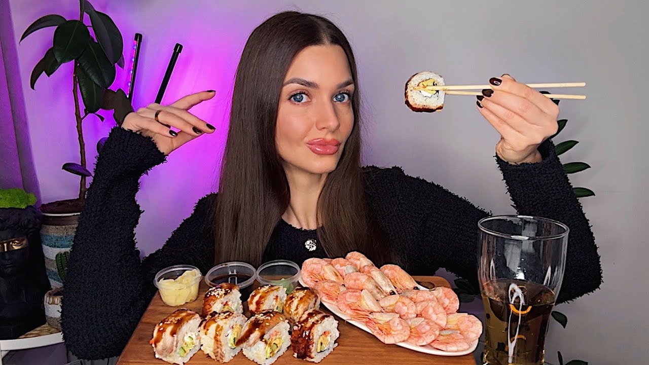 НАМ ПРИШЛОСЬ ПРОДАТЬ МАШИНУ😭 МУКБАНГ суши роллы пиво креветки MUKBANG sushi rolls beer shrimps