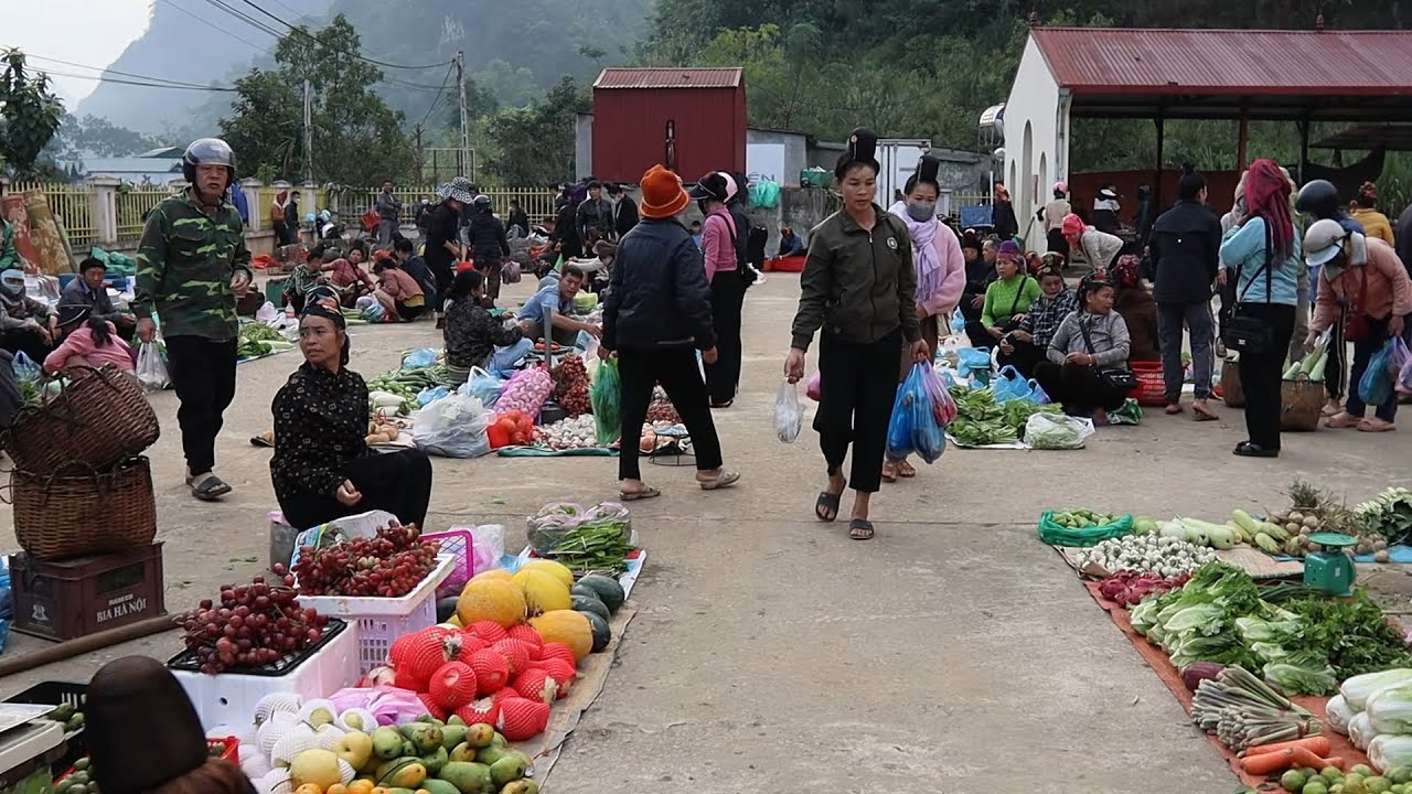 POV Market Walk – Busy Sunday Morning Life