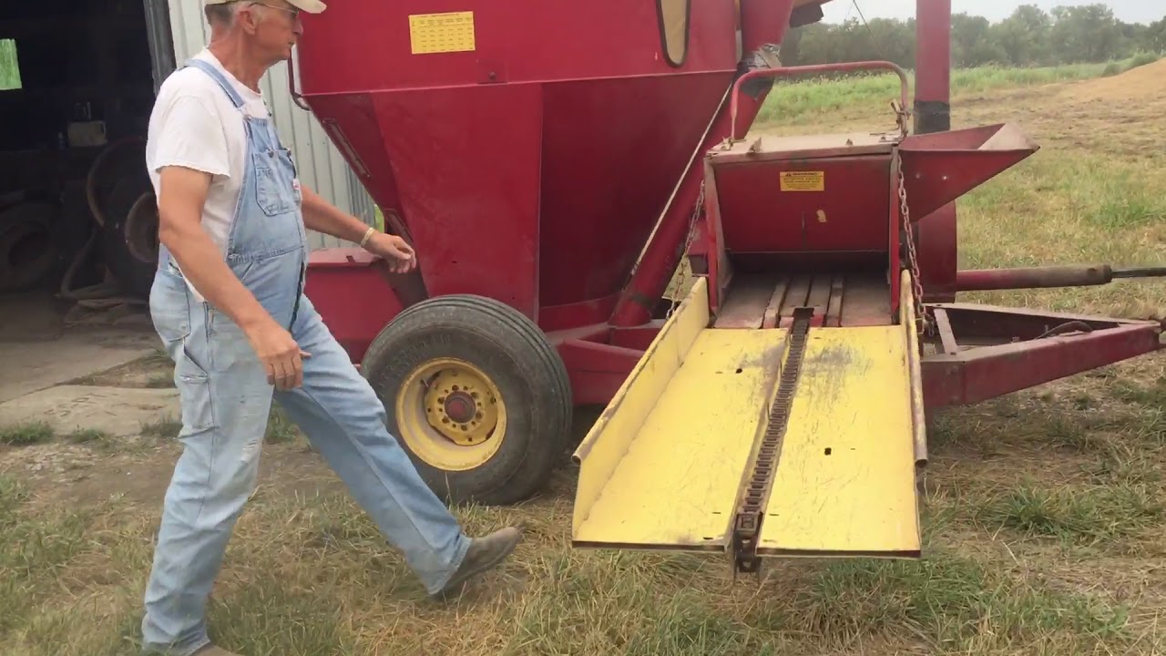 BIG IRON ONLINE AUCTION 9-5-2018:  New Holland 357 Grinder-Mixer with Hay Table