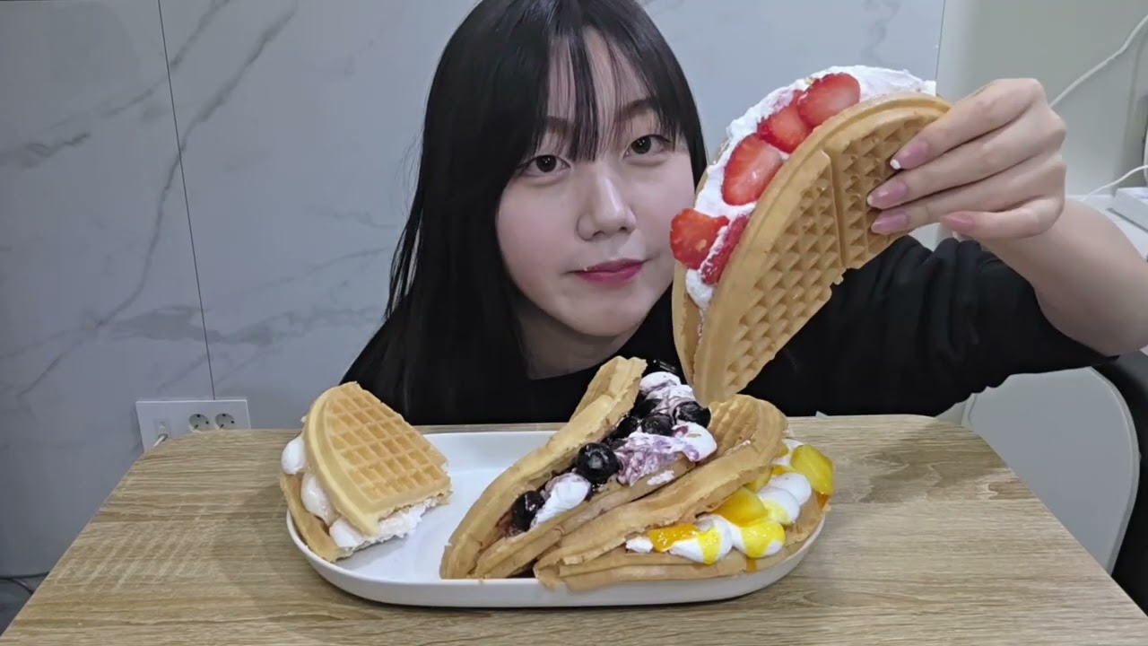 [ASMR] 🍓과일 와플 폭신달콤 리얼사운드 먹방 Fresh Fruit Waffle Crispy & Fluffy ASMR Mukbang 🧇✨