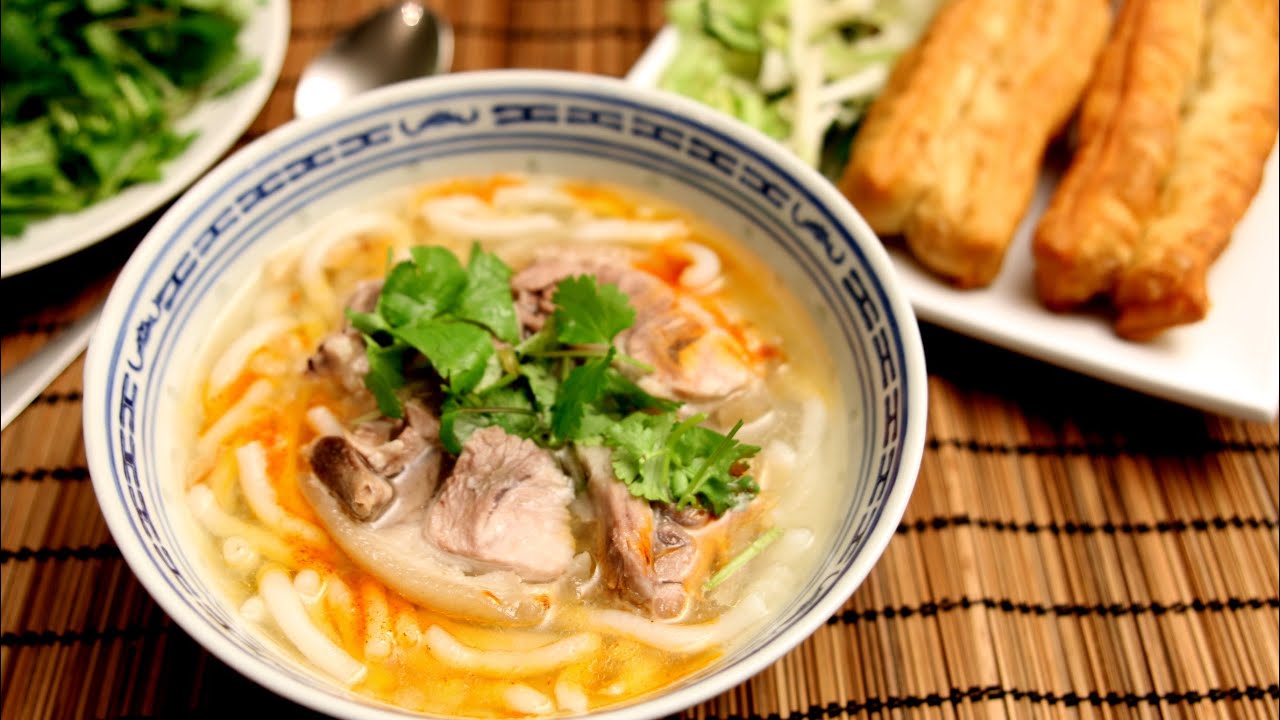 Vietnamese Thick Noodle Soup with Pork Hock - Banh Canh Gio Heo | Helen's Recipes