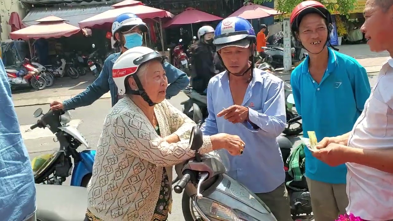 Bà ngoại chơi lớn mang xe ba gác giải cứu hết hoa giấy 80k/cây gây xôn xao bến Bình Đông quận 8