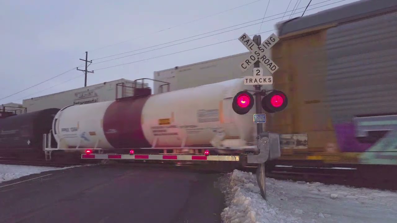 NS 8045 Manifest North & Meets NS 8086 South | Marion-Williamsport Rd. Grade Crossing #1, Marion, OH
