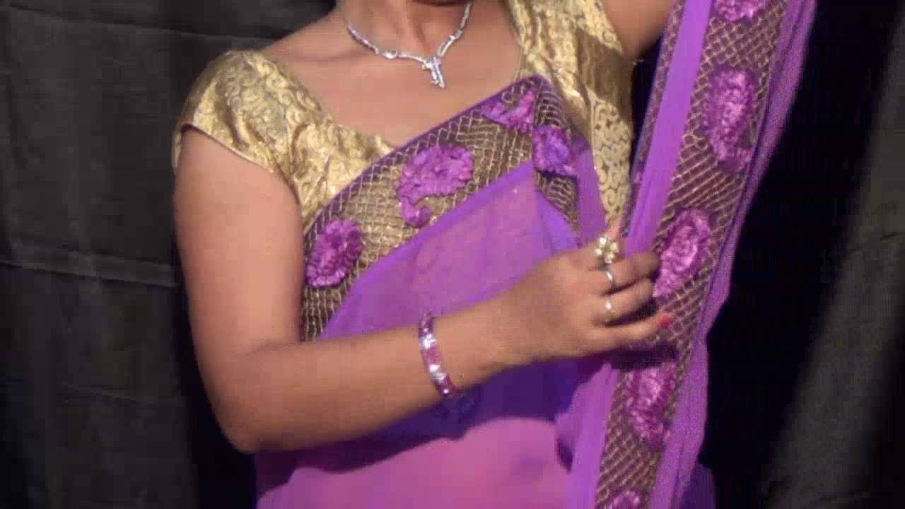 Drape sari with flat front pallu...easy style of sari draping with deep neck jewellery visibility