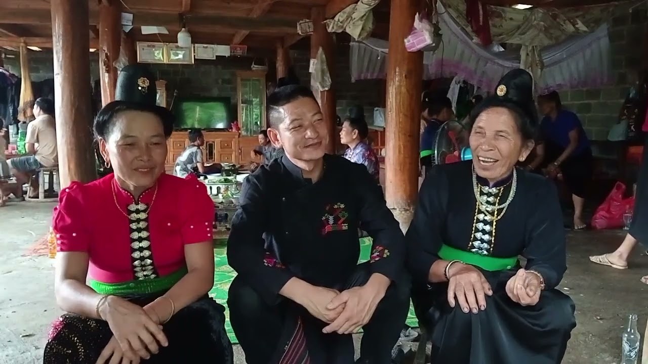 Em Din lên đón ông bà Chung tận nhà để đi tham quan, ông bà được đi nhiều nơi vui lắm