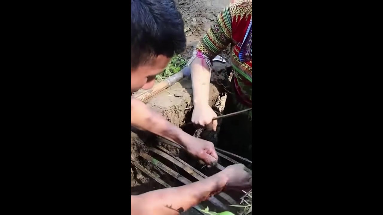 Karina Makes a Bushcraft Fish Trap & Cooks It! 🎣🔥 #bushcraftcommunity  #fishing #DIY
