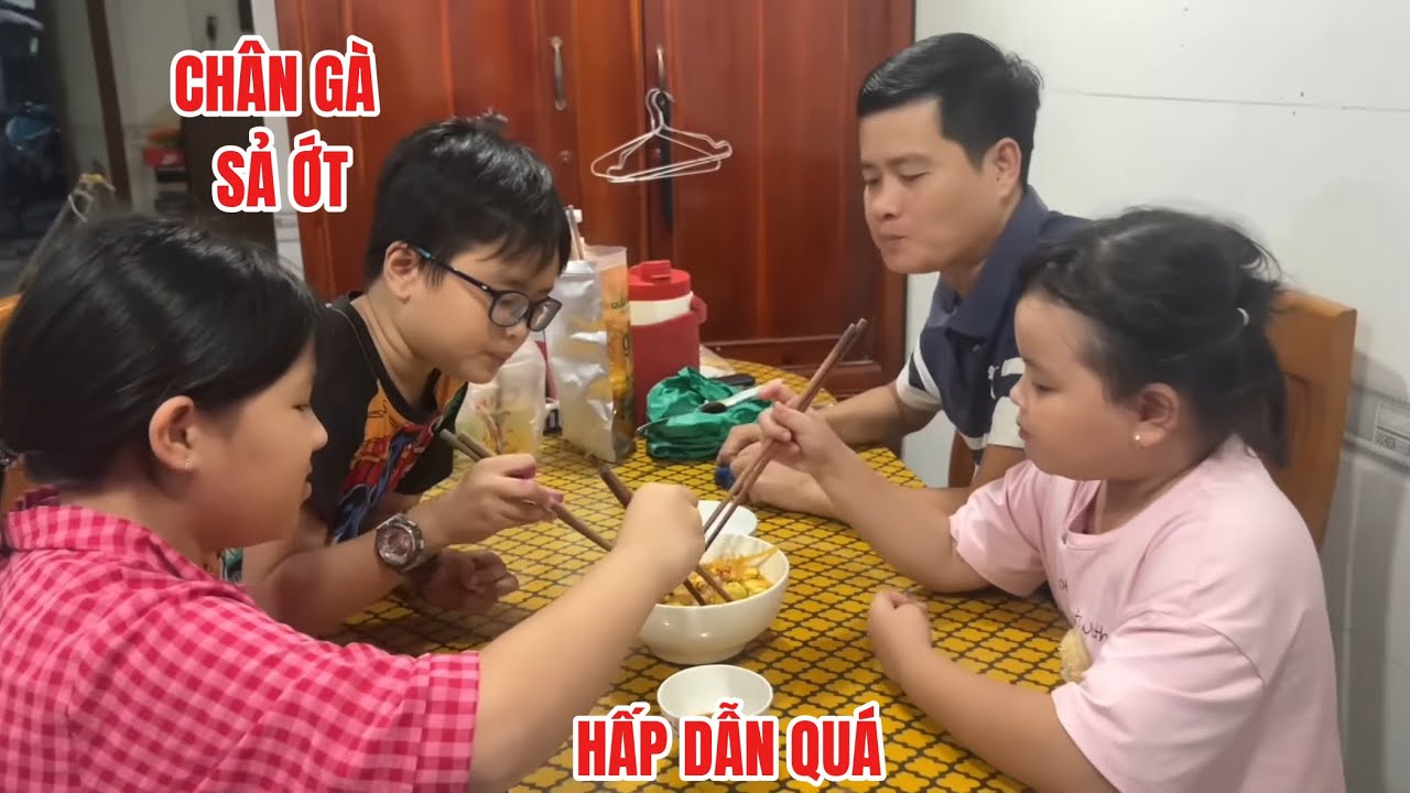 Cha con Khương Dừa hít hà với món chân gà sả ớt siêu ngon siêu cay