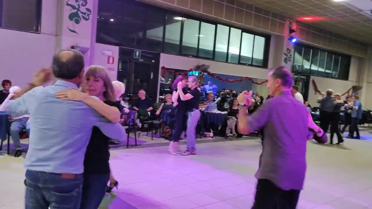 17,01,2026, tutti in pista sala quadr Prato di Correg con l'orch  Roberta cappelletti ballo folkc 