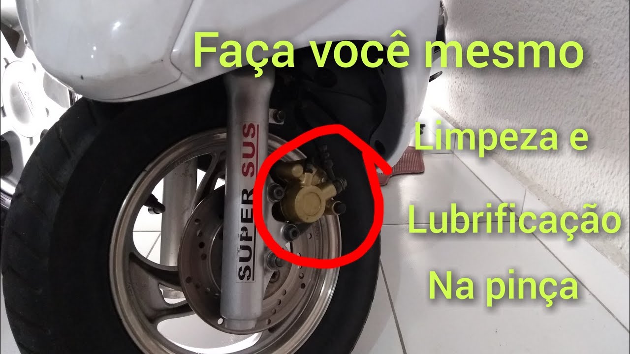 Suzuki Burgman com pinça de freio travada e roda girando pesada.