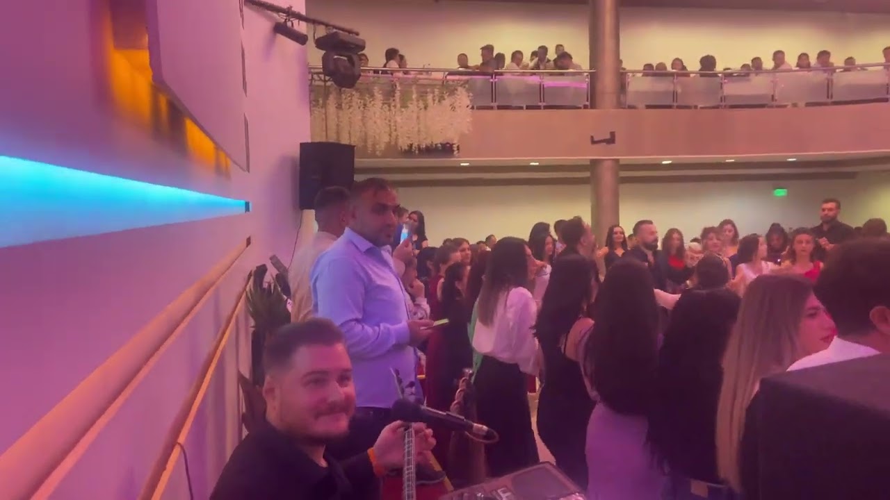 ELAGANCE DÜĞÜN SALONUNDA HALAYLAR..