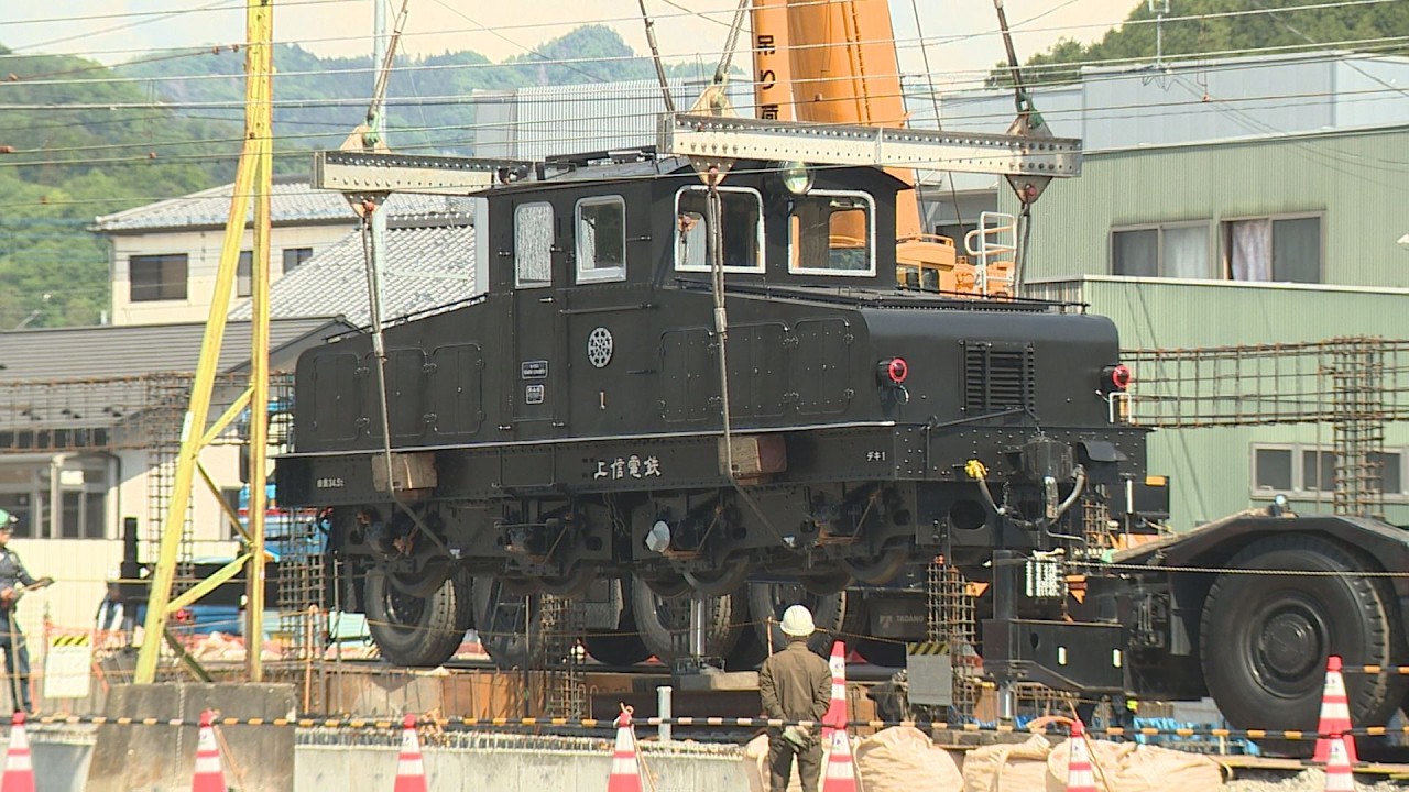 小中学生が見学　群馬・下仁田駅前に電気機関車「デキ」を設置(26/05/13)