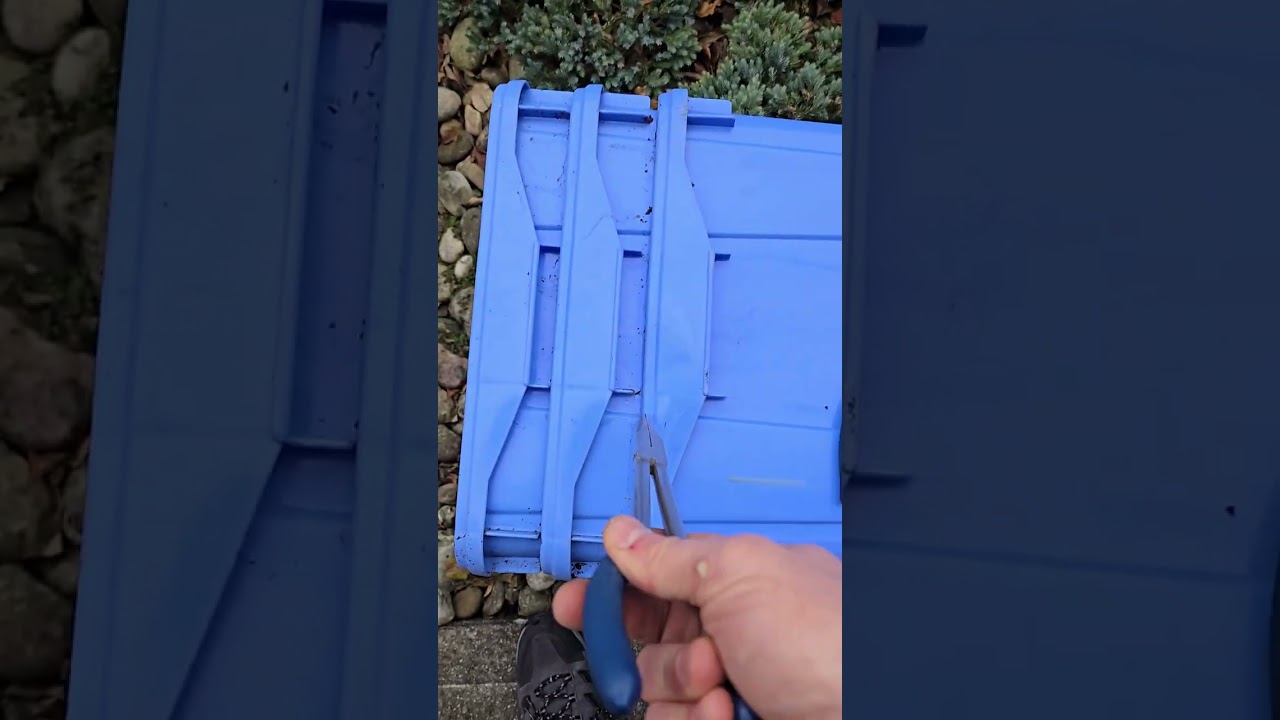 How to separate REALLY stuck blue recycling bins