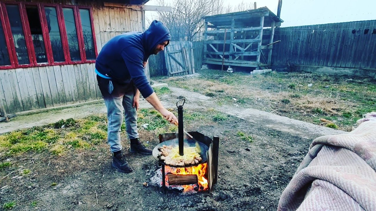 Langa căsuța din pădure s-a mutat un călugăr!