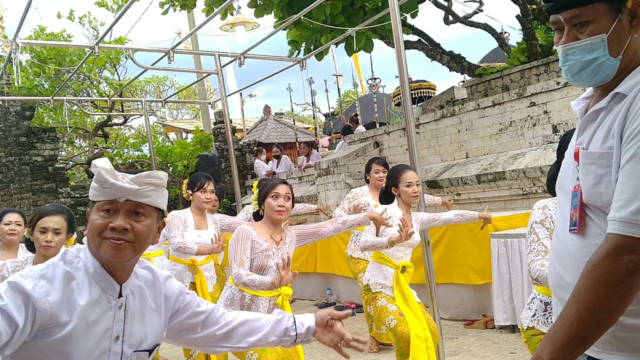 Ngaturang ayah tari Pendet di Pura Uluwatu bersama Ibu WHDI desa Kampial astungkara 🙏🙏🙏