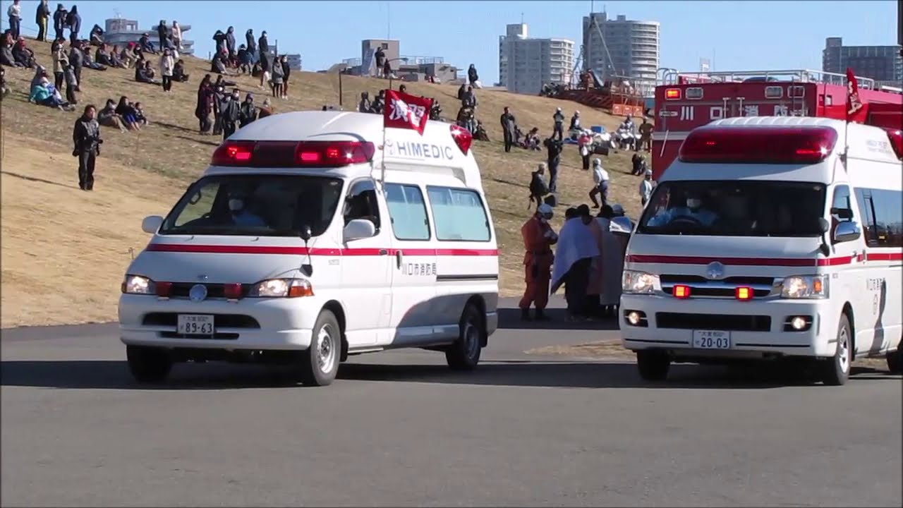 【救急車】　2代目ハイメディック　【緊急走行】