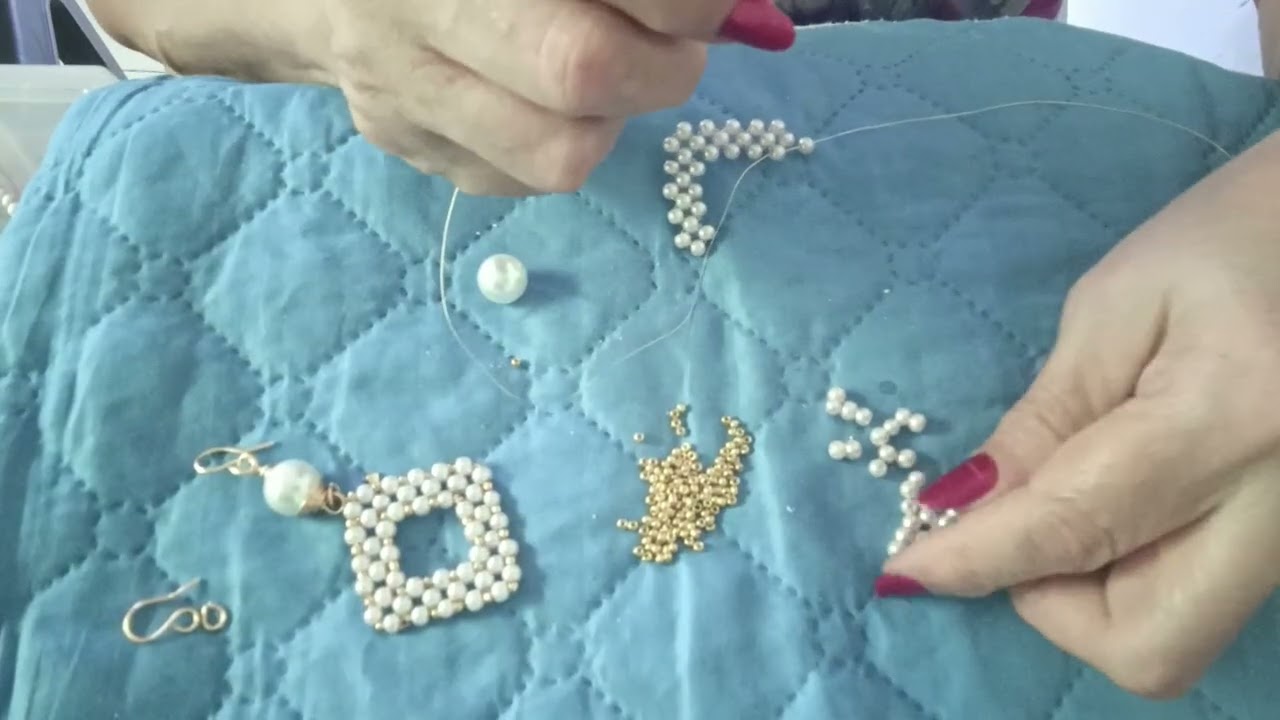 Hermosos aretes tejidos en perlas ☺️💕