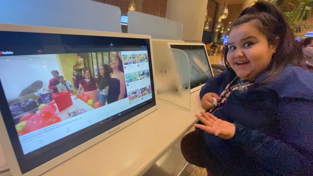 Humne airport ke screen pe bhi apna vlog laga liya😎 | VLOG - 200