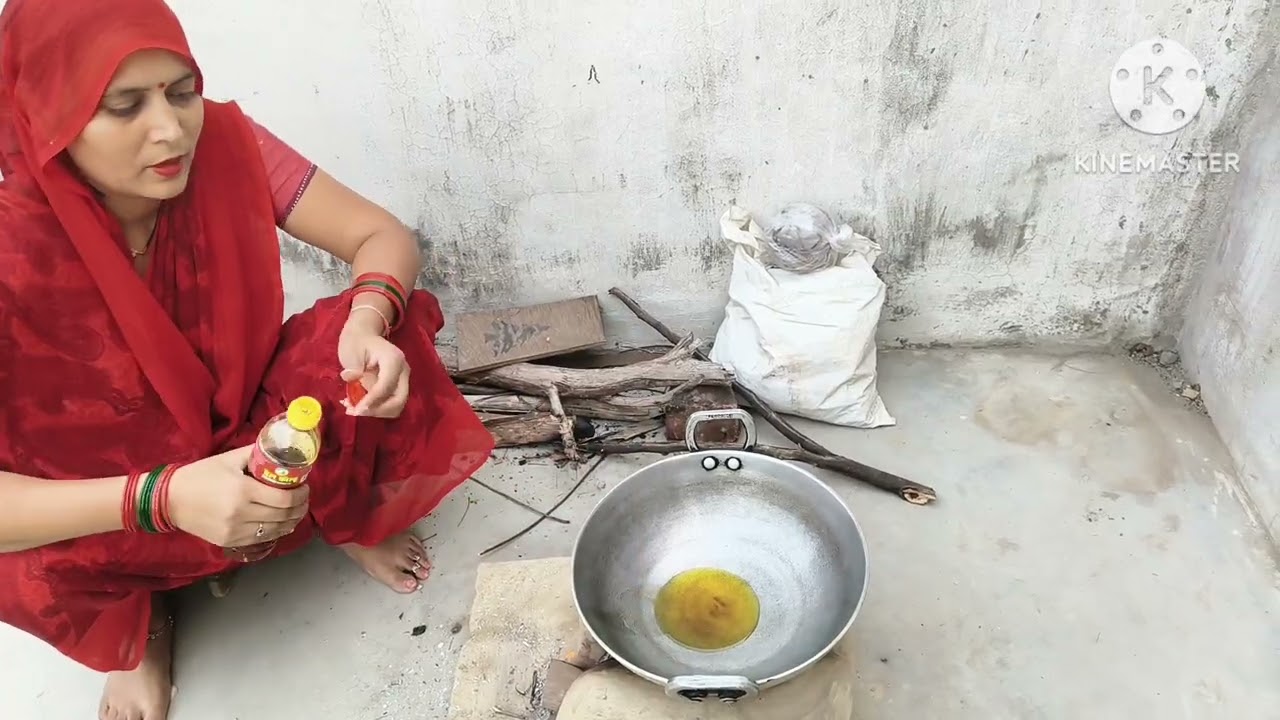 आज _हमने_ बनाई _👌चूल्हे _पर _ 🤤Tasty _टेस्टी _कचौड़ी😋|Very # Tasty# Dish🍲 _@Manavat__207 