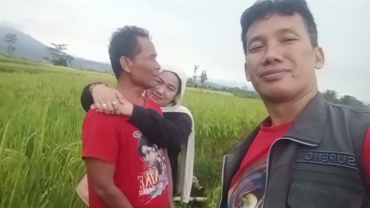 Wa Umar bersama Fans Nike Ardilla Ziarah kubur
