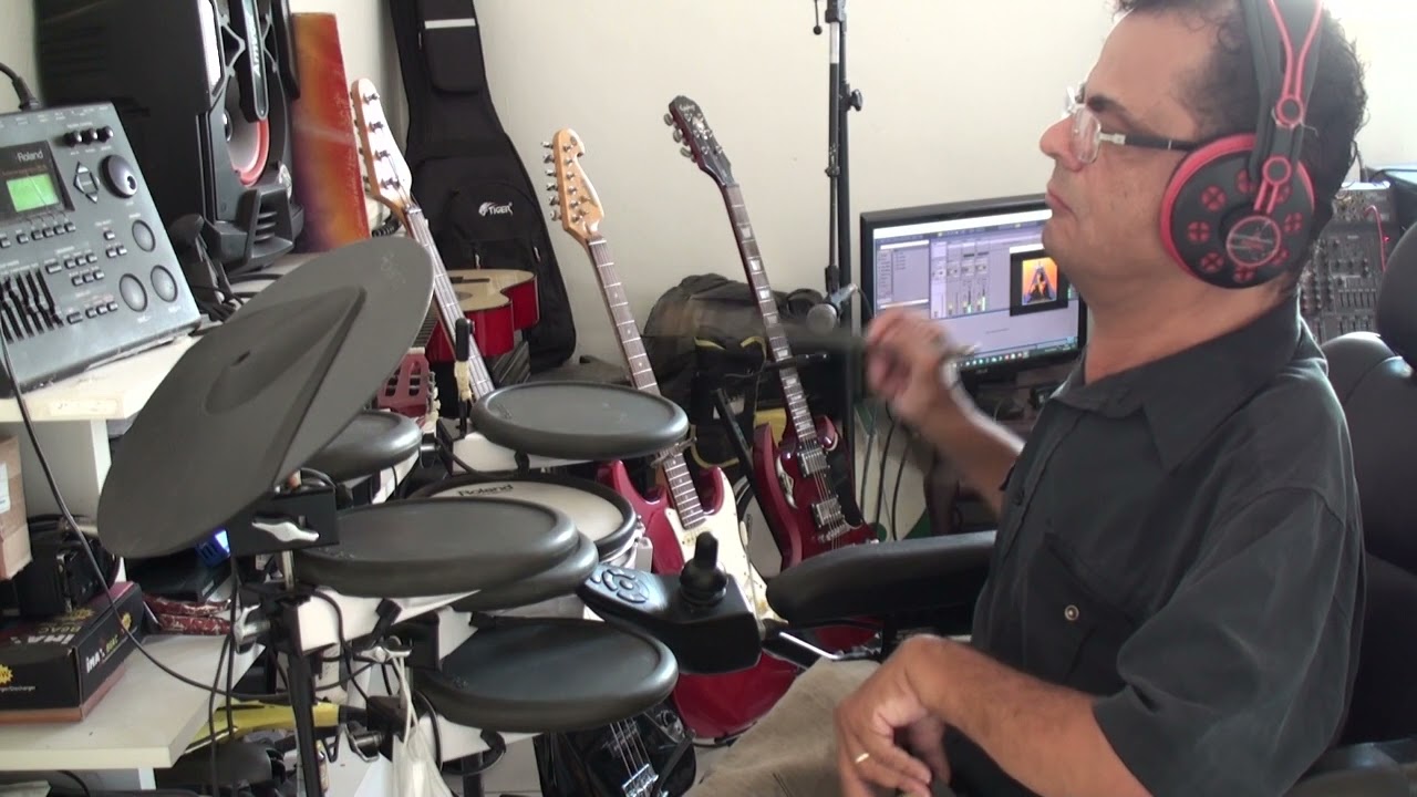 Muttley( SERGIO HORTA) play do do do da da da The Police