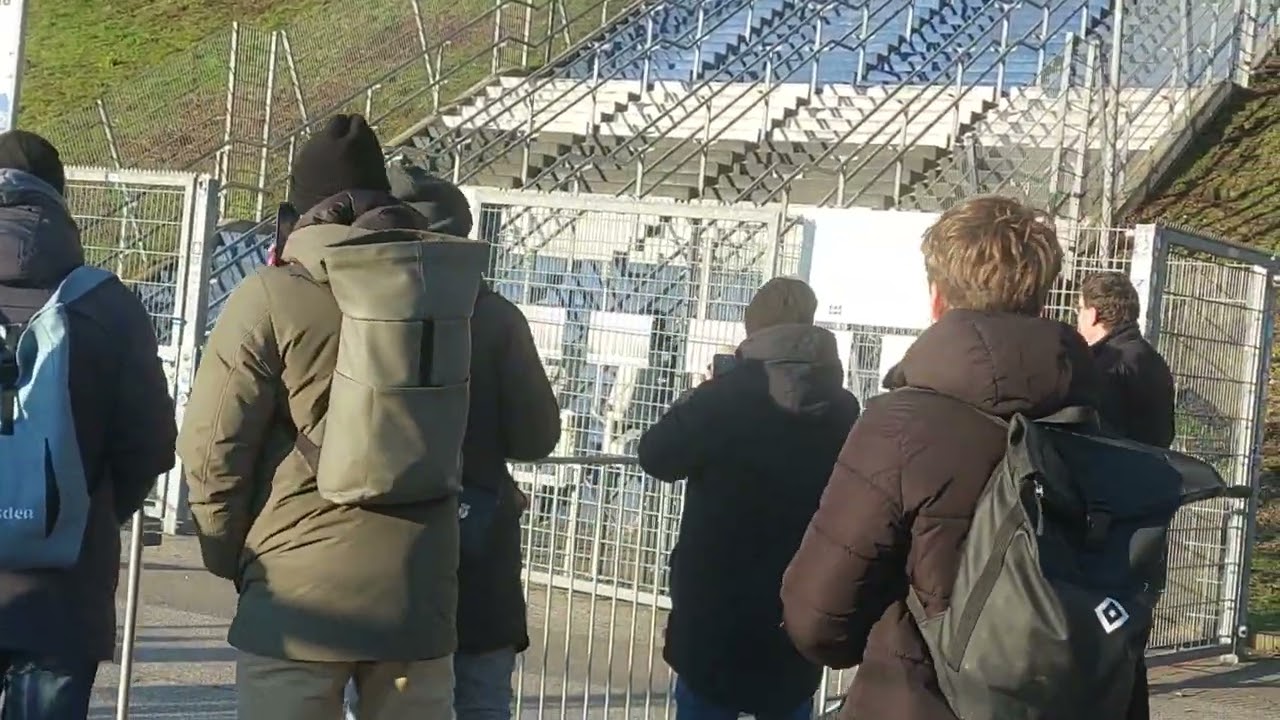 Die Jungs kommen zum Training  Die Laune ist nicht bei100 % 2 Punkte verschenkt das nervt  gewaltig 