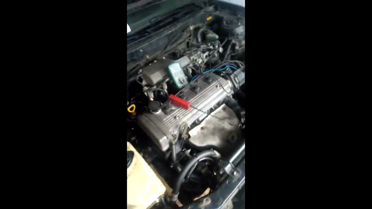 Toyota Corolla 2000 no ponto pistola estroboscópio