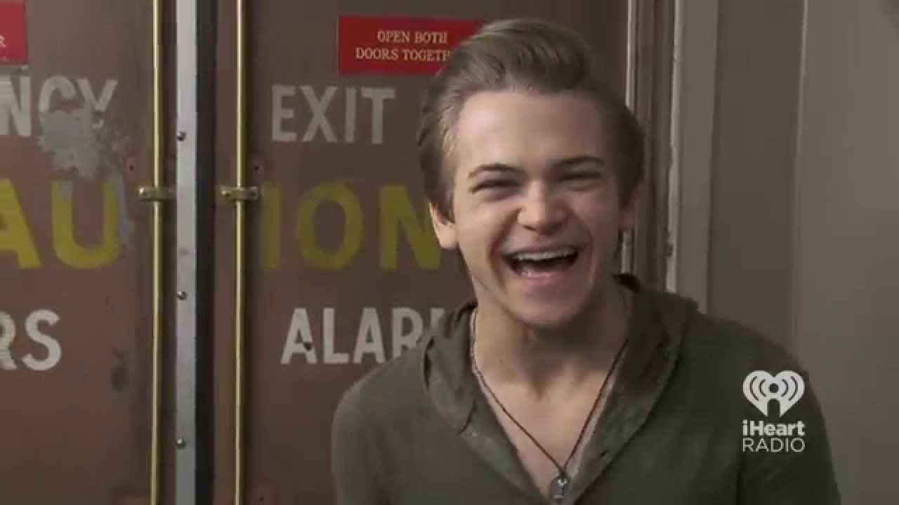 Hunter Hayes Reacts to Fan Comments | At the Back Door