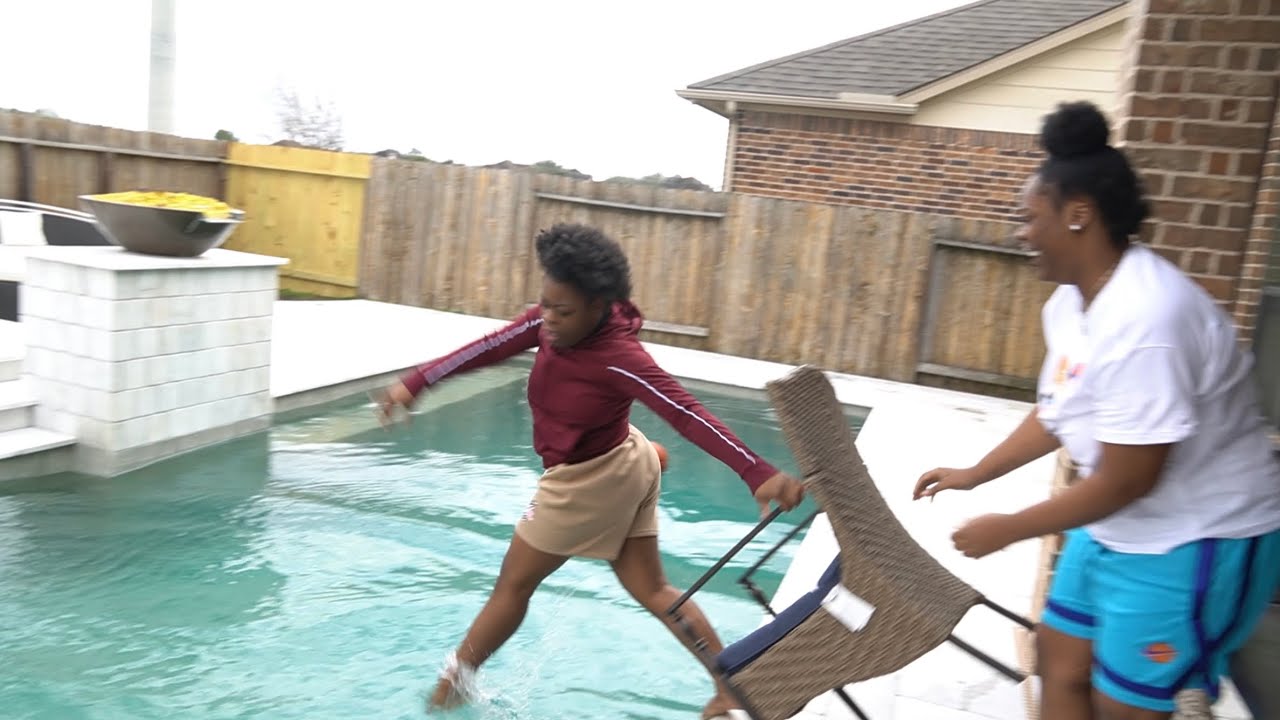 ANNOYING MY SISTERS PRANK (HILARIOUS)