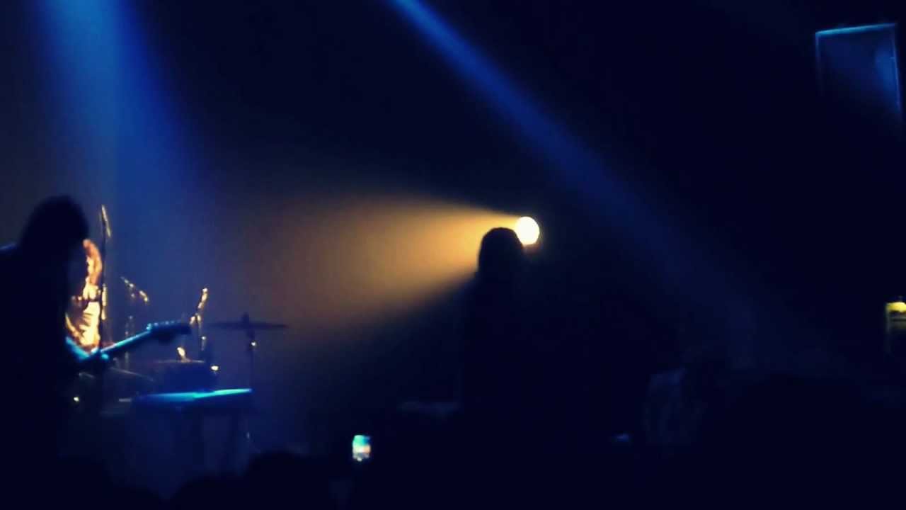Tame Impala (live in Paris) Be Above It + Runway, Houses, City, Clouds
