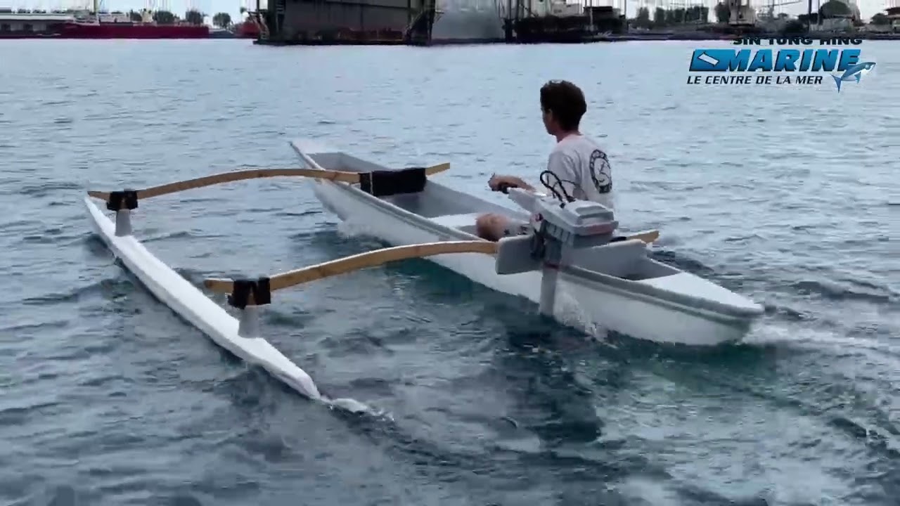 Pirogue Va'a Factory avec un moteur Torqeedo 1103 CL
