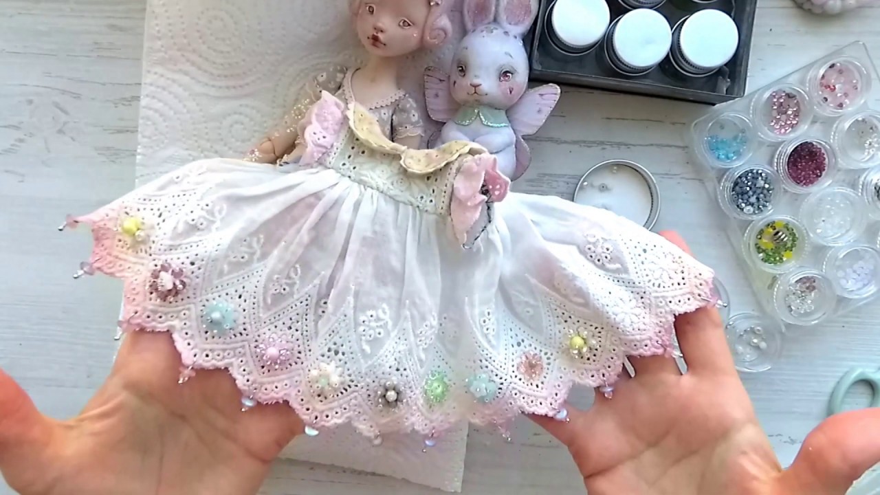 Расшивание платья для куклы.
