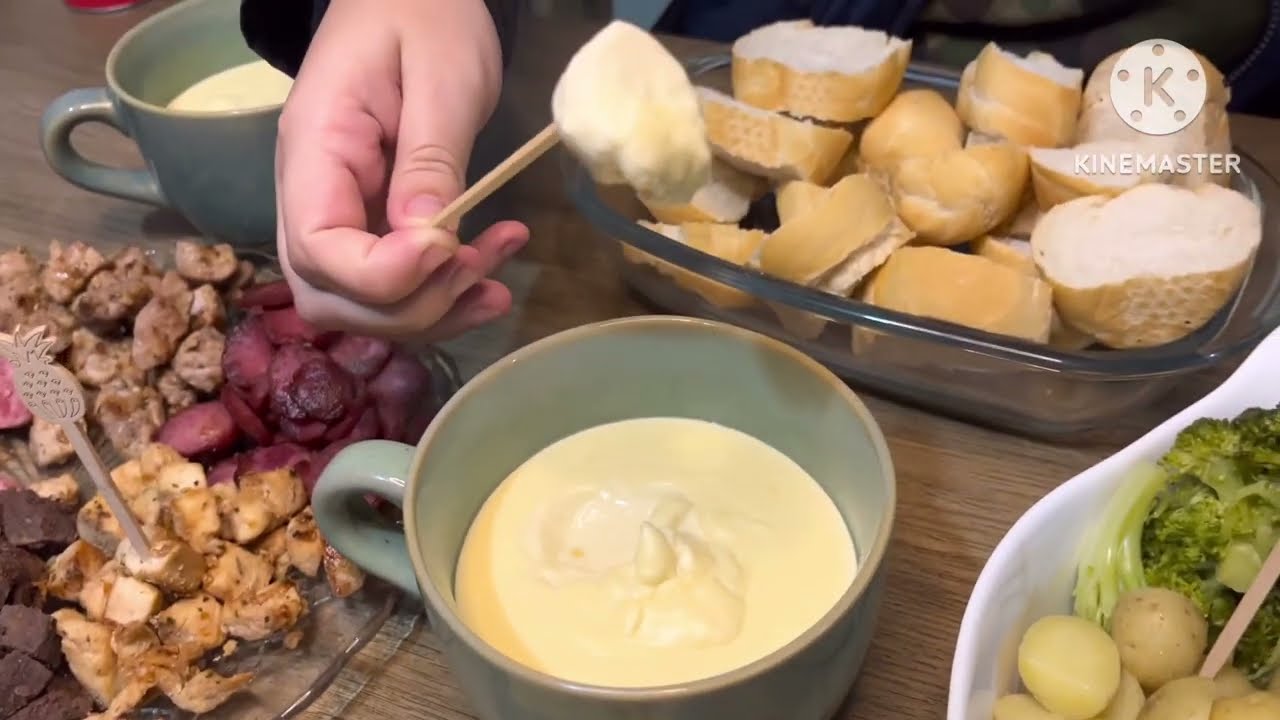Fondue de queijo e acompanhamentos 🧀