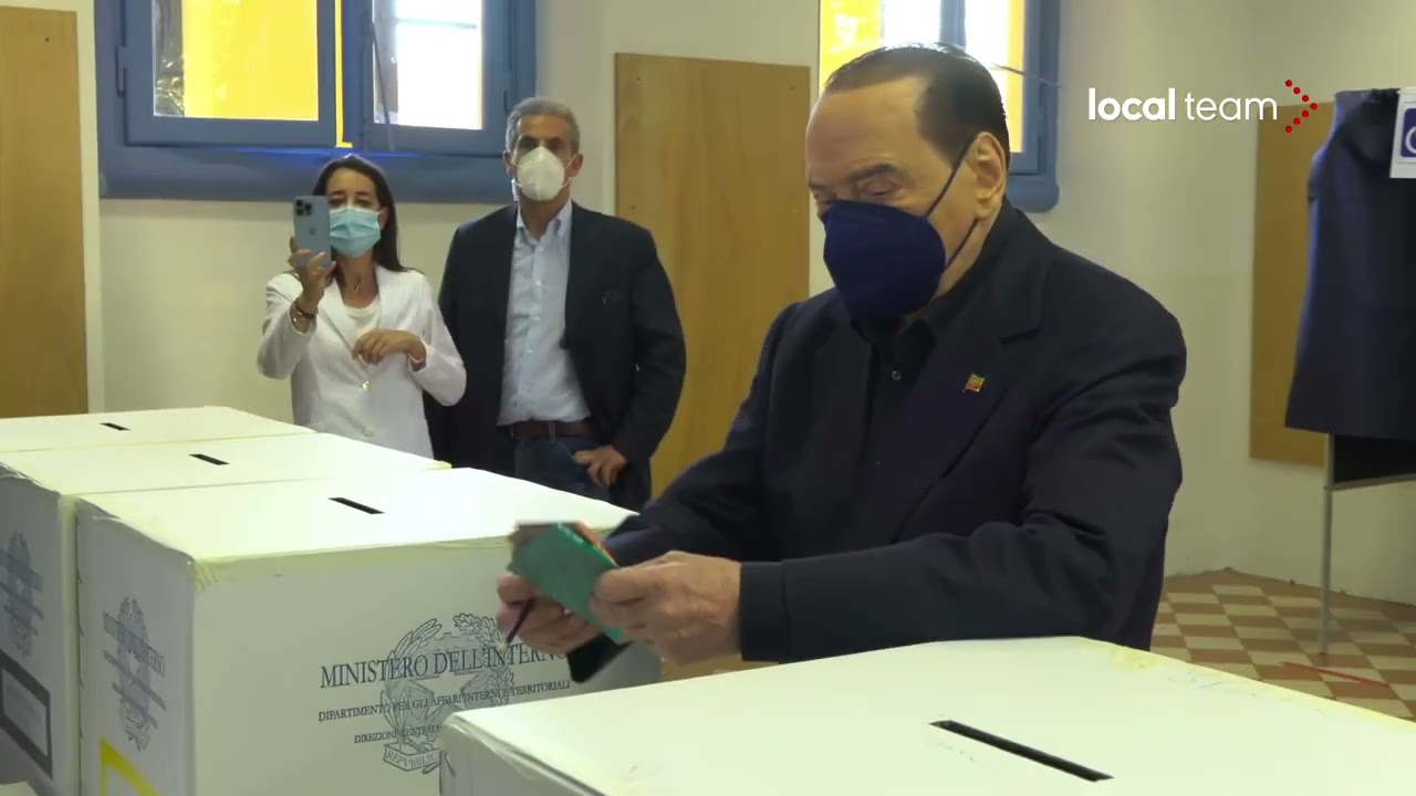 Silvio Berlusconi alle urne per il referendum, il momento del voto al seggio