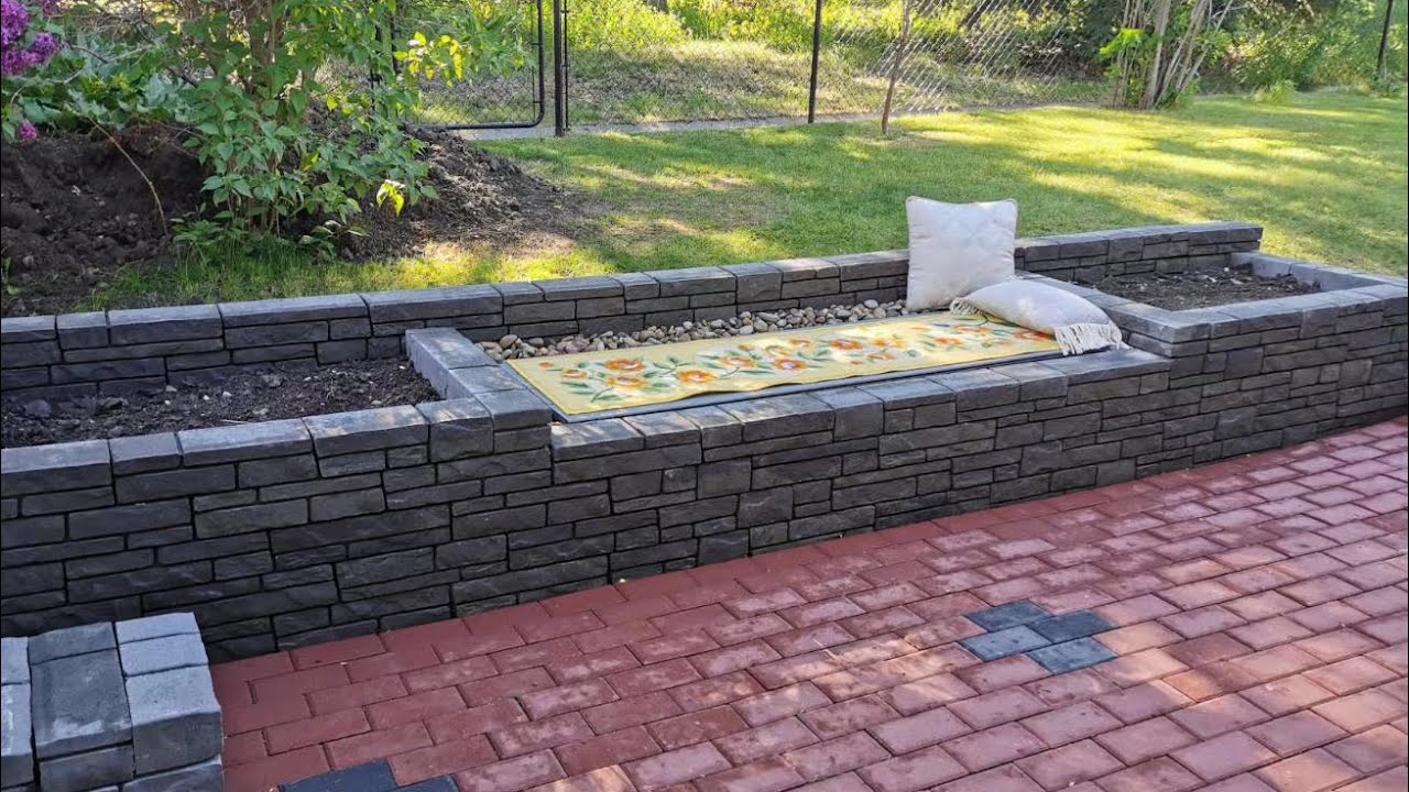 Backyard Landscaping Project: II 2020 庭院工程 II 错层garden wall解决地势问题，花池中间设计休息长凳，用同色系deck防水板材，美观实用。