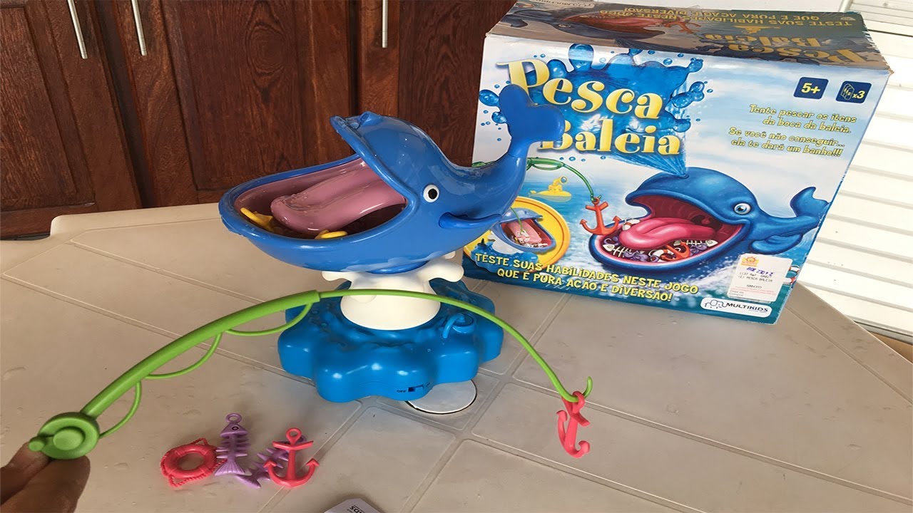 PESCARIA DIVERTIDA NA BOCA DA BALEIA DE BRINQUEDO. ELA MOLHOU TODO MUNDO!