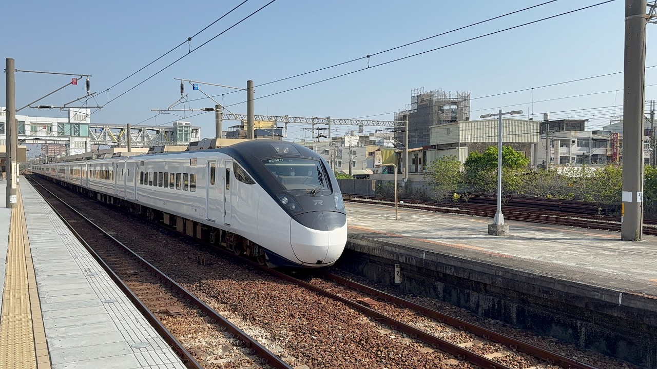 371次自強號(3000)岡山站通過