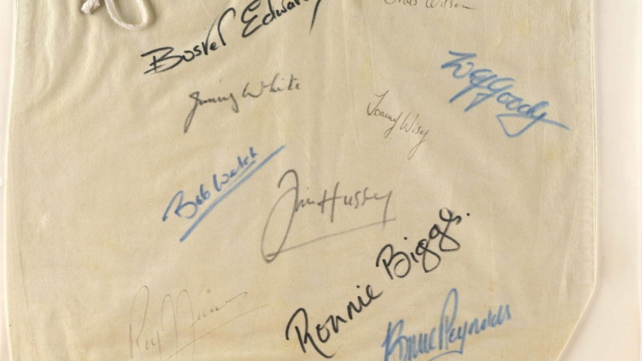 Mail bag signed by Great Train Robbery convicts up for auction | SWNS