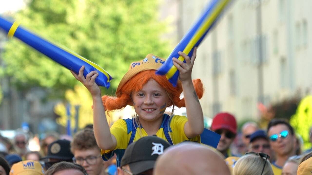 Schwedische und englische Fans nehmen Strassen von Zürich in Beschlag