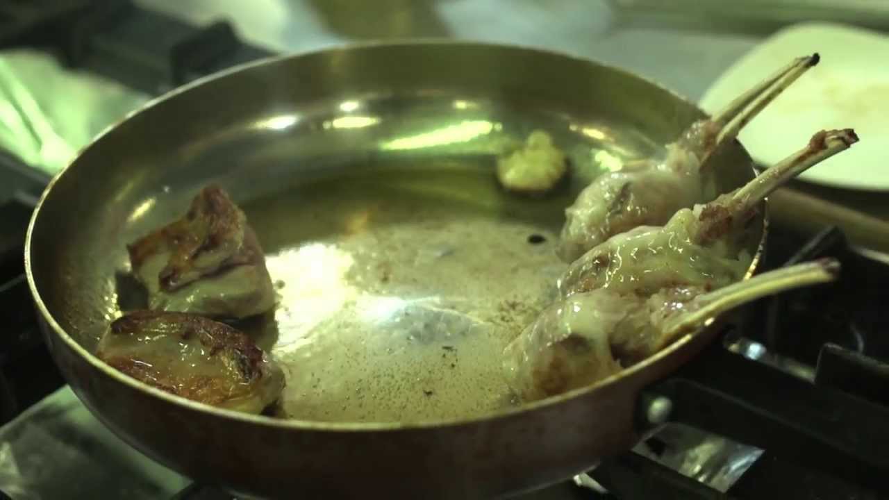 Costolette di agnello in rete di maiale con piattoni e cipolline agrodolci