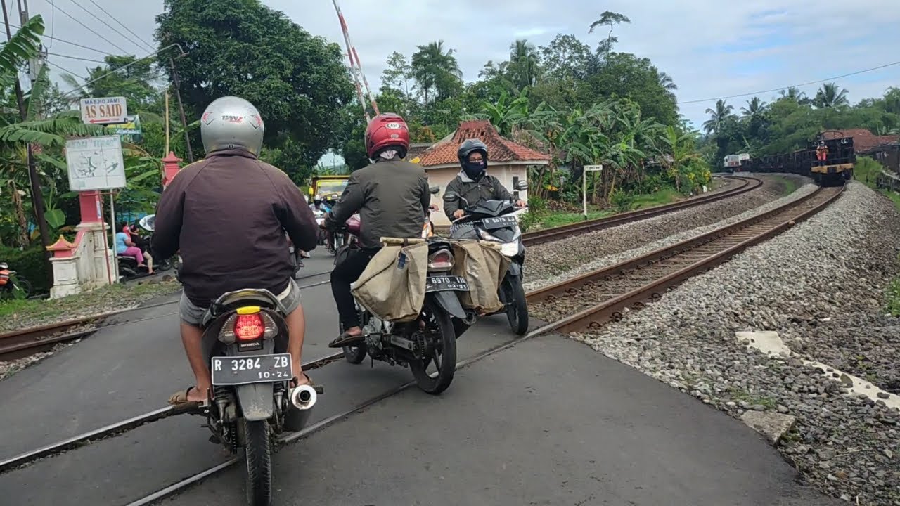 The Atmosphere of Railroad Crossing in Indonesia, What Do You Think?