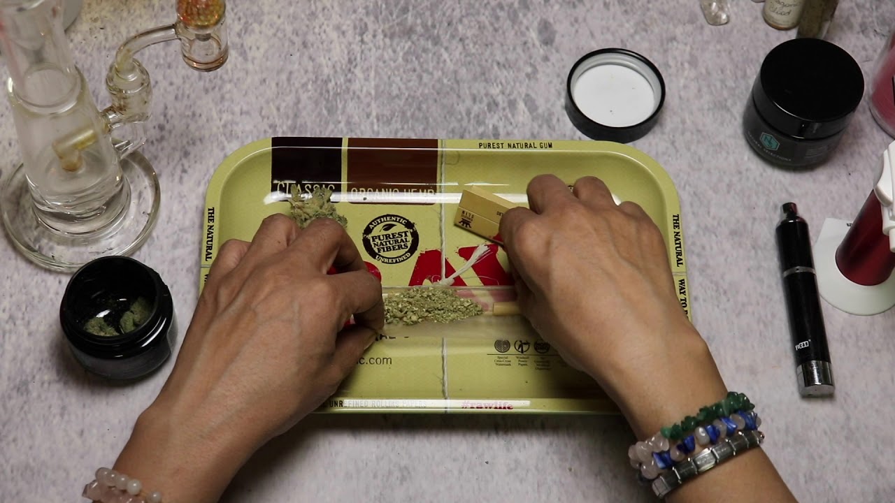 THE ART OF ROLLING A JOINT